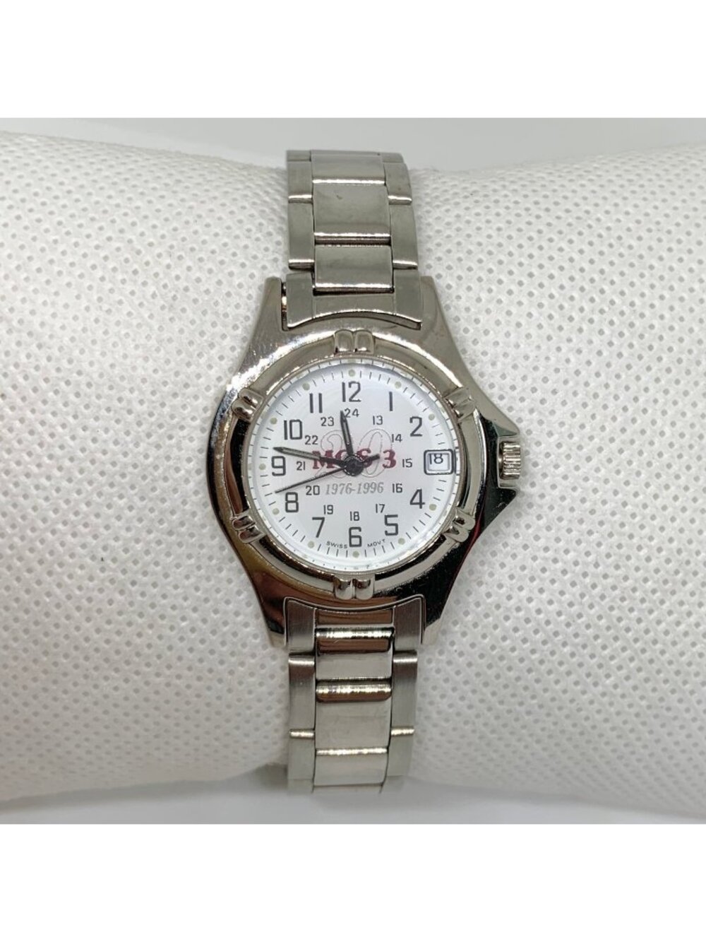 Vintage silver tone date women’s watch 26mm round case quartz analog 7” running